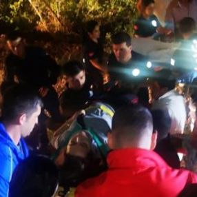 Kaza yapan araçta sıkışan eşinin elini bırakmadı