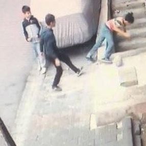 Arkadaşının ittiği çocuk, yüksekten düşerek yaralandı