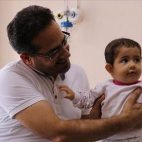 Acı çeken bebeğin böbreğinden 40 taş çıktı
