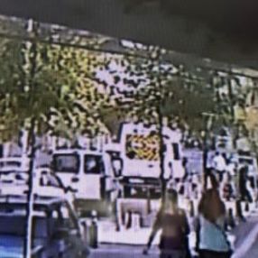 Servis yola fırlayan 3 yaşındaki çocuğu ezdi