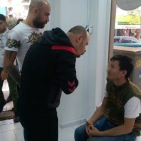 Erkek çocuğunu taciz eden sapığa meydan dayağı