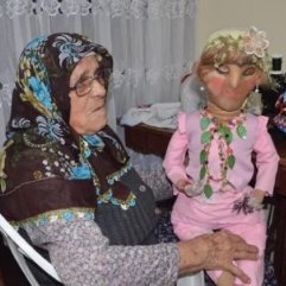 90 yaşında diktiği oyuncaklarla çocukları sevindiriyor