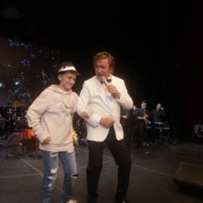 Erol Evgin torunuyla sahnede