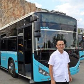 Antalya'da bir şoför, turistin unuttuğu parayı teslim etti
