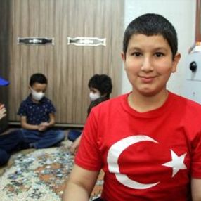 13 yaşındaki Umut, arkadaşlarına destek oluyor