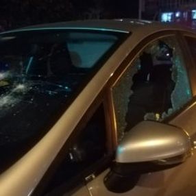 Kaza sonrası kadın sürücü, otomobile levyeyle saldırdı