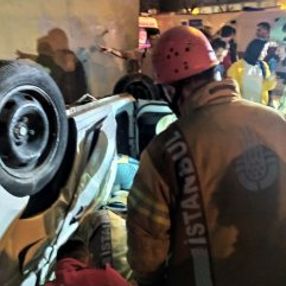 Fatih'te otomobilde sıkışan kazazede 1 saatte kurtarıldı