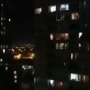 Şili'deki sokağa çıkma yasağını şarkı söyleyerek protesto etti
