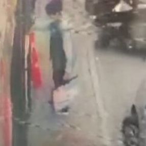 İzmir'de 11 yaşındaki çocuk Türk bayrağını yerden aldı