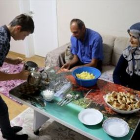 14 yaşında, engelli annesi ve babasına destek oluyor