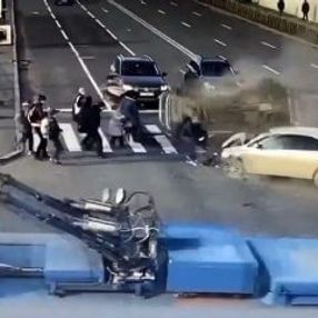 Çarpışan 2 araç yayaları ezdi