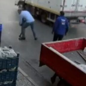 Yola fırlayan çocuğu bir esnaf tuttu