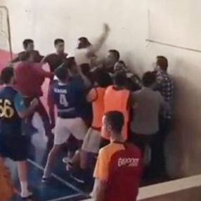 Siirt'te kavga eden öğretmenleri öğrencileri ayırdı