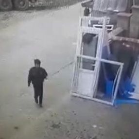 Bursa'da at arabasıyla iş yeri önündeki metali çaldılar