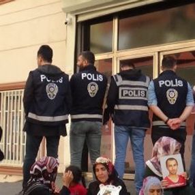 HDP önünde eylem yapan ailelerden kamera iddiası
