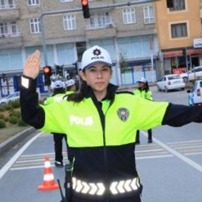Hakkari'de kadın trafik polisleri görev yapıyor