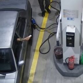 Hırsızlık çetesini dövme yakalattı