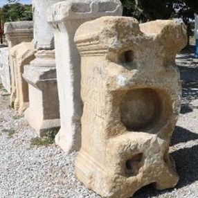 Parion'da bin 900 yıllık anıt mezar kitabesi