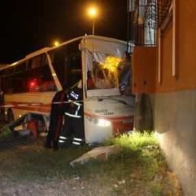 Adana'da kaza: Halk otobüsü evin balkonuna girdi