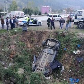 Samsun'da ceza yiyen sürücü otomobiliyle menfeze uçtu