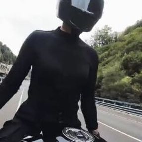 Motosikletli Rus model kaza yaptı
