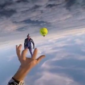 Uçaktan atlayan iki kişinin eğlenceli anları