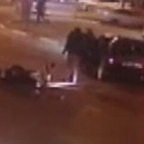 Motosiklet sürücüsüne hem çarptı hem darbetti
