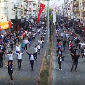 İzmir'de 2 bin kişi zeybek oynadı