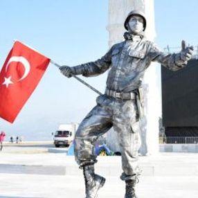 İzmir'de canlı heykelden asker selamı rekor denemesi