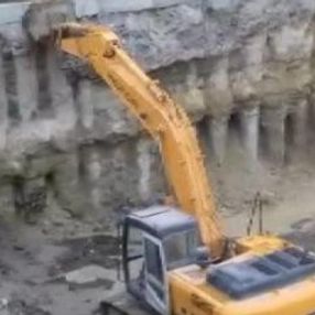 İstanbul'da istinat duvarı çökme anı kameralara yansıdı