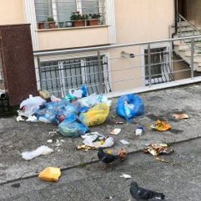 Ataşehir'de toplanmayan çöpler