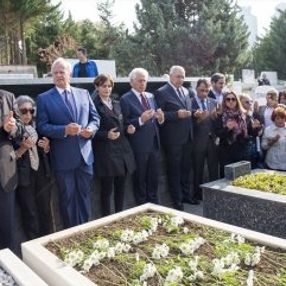 Erdal İnönü mezarı başında anıldı