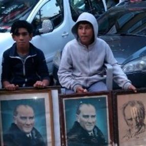 Çöpteki Atatürk portrelerine sahip çıkan çocuklar