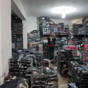 Piyasa değeri 4 milyonluk sahte giyim eşyası depoda çıktı