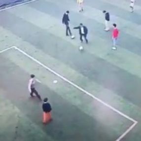 Halı sahada top çarpan yaşlı adam