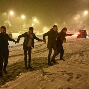 Zigana Dağı'nda vatandaşlar karla oynadı