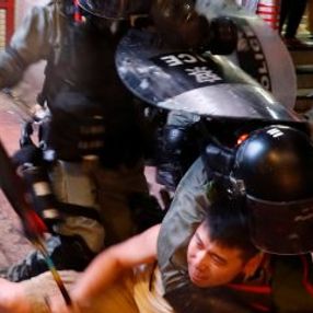 Hong Kong'ta gösteriler şiddetini artırdı