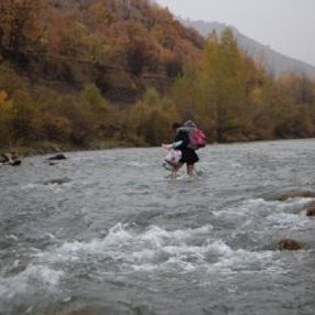 Çocuklarını servise ulaştırmak için her gün dağları aşıyor
