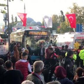 Beşiktaş'ta halk otobüsü durağa daldı