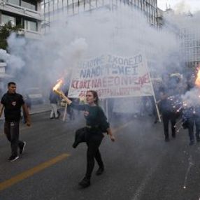 Yunanistan'da liseli öğrenciler sokakta