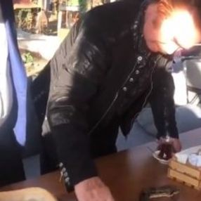 Orhan Gencebay yılanın başını okşadı