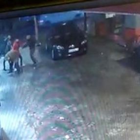 Alkollü gençleri uyaran yönetici dayak yedi