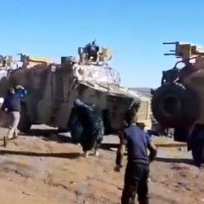 YPG'liler Türk askerini taşladı