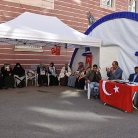 Diyarbakır'da HDP binası önünde protestolar devam ediyor