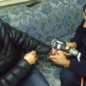 Şaka için takılan kelepçenin anahtarı bulunamadı