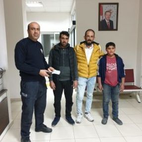 Suriyeli baba ve oğlu, cüzdanı kaybolan kişiyi sevindirdi