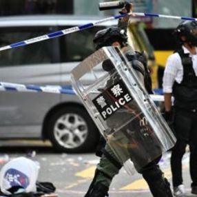 Hong Kong'da polisin göstericiyi vurduğu an