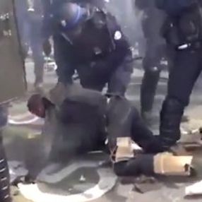 Fransa'da bir eylemci polisler tarafından dövüldü