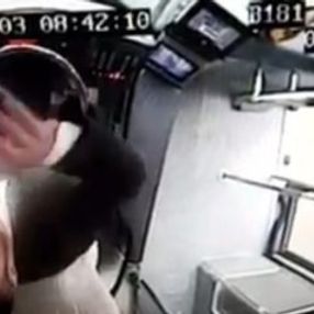 Durağa dalan şoför otobüsün kamerasını bozmuş