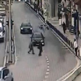 Yolun karşısına geçmeye çalışırken otomobil çarptı